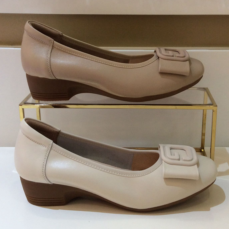 哈森纯色百搭大气软底女小皮鞋