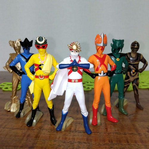 彩虹化身侠月光假面扭蛋手办