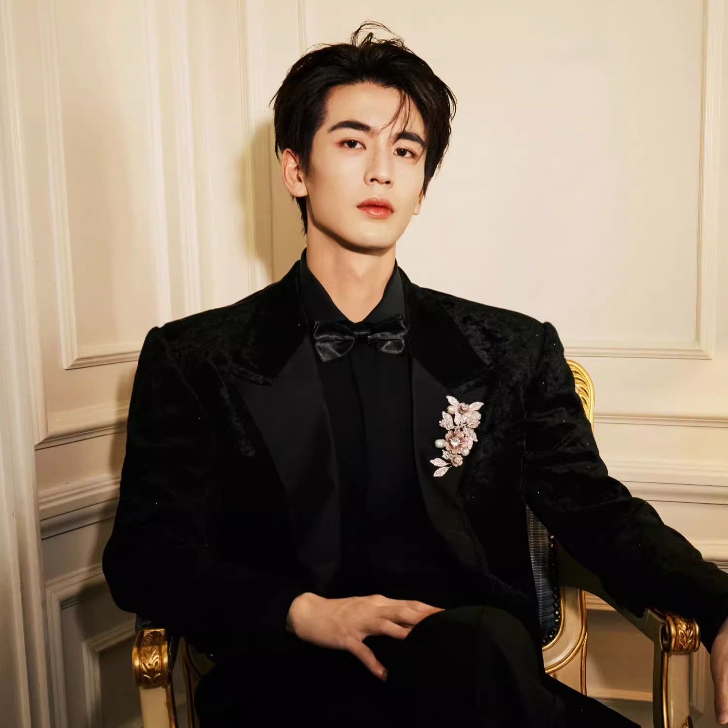 张凌赫明星同款金丝绒西服套装