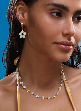 【DASEIN】美式甜美小清新18k镀金白色雏菊花朵通勤风项链套装