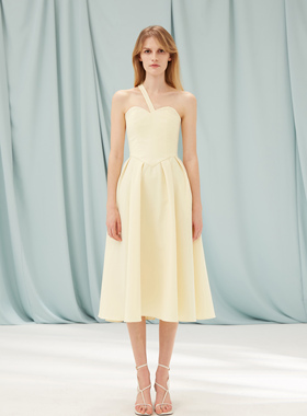 CHER设计师品牌春夏新品淡黄色单斜肩带伞裙