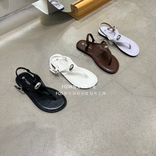 FQ3实拍THE DOU DOU夹脚平底罗马凉鞋女简约金属扣人字凉拖鞋外穿