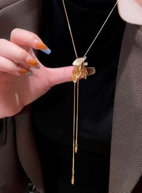金色镶钻滴油镂空树叶抽拉式项链秋冬款气质高级感复古法式毛衣链