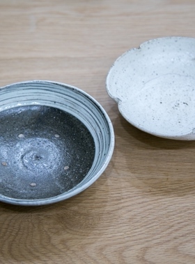 日本陶艺作家手作 毛刷风格粗陶餐盘 面盘侘寂餐具沙拉盘額賀冈也