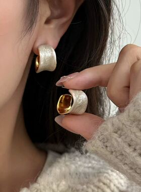 法式风情几何凹凸流光奶油白珐琅滴釉C型耳钉轻奢高级感小众耳饰