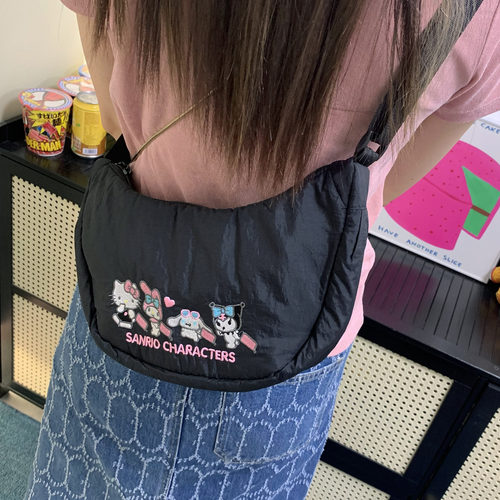 三丽鸥家族美乐蒂斜挎牛角包