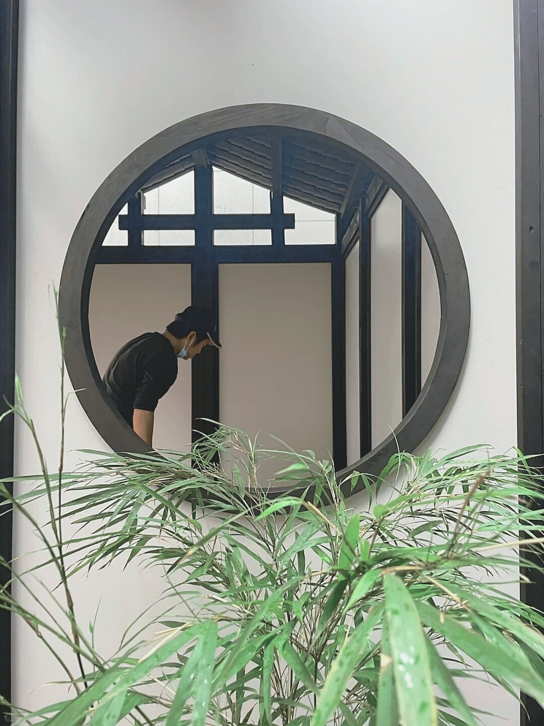 圆形小轩窗新中式茶室布置装饰实木线条包边可定制