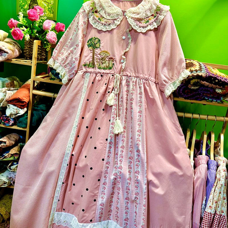 粉红色拼接长裙/童趣刺绣2026夏装连衣裙短袖蕾丝花边娃娃领宽松