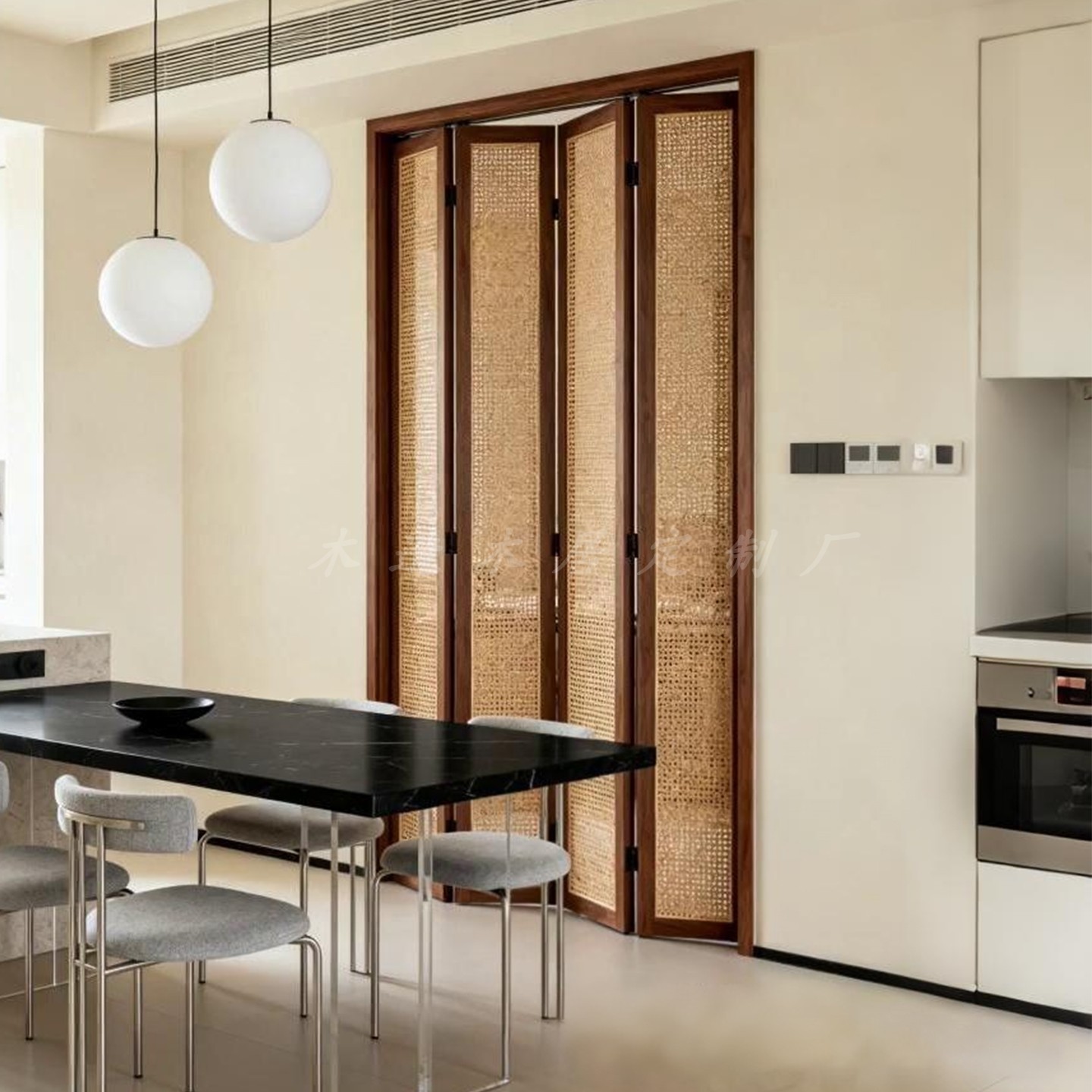 藤编门透气实木藤折叠门