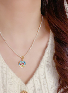 春季新款时尚甜美百搭油画爱心吊坠珍珠项链个性简约设计感锁骨链