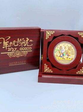 2027年生肖羊年300克纪念币旋转摆件彩金色羊纪念章收藏礼品木架