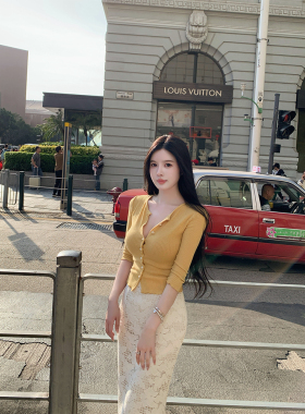 THE SWAN司凰轻奢 娇憨美人 点金珍珠扣修身开衫针织上衣蕾丝半裙