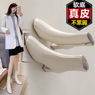舒适柔软白色马丁靴2026秋冬新款网红粗高跟短靴方头女靴子中筒靴