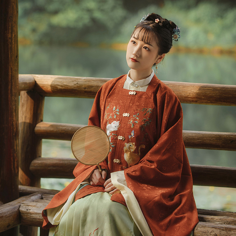 瞳莞原创汉服小猫戏蝶2.0绣花方领对襟大袖短袄补服女百搭日常