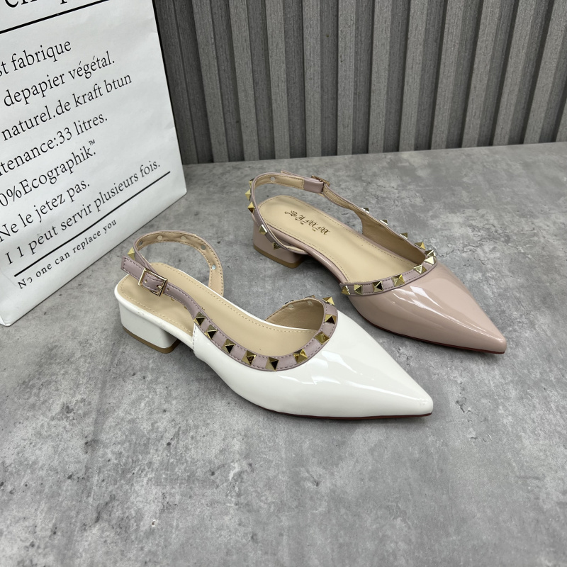 断码处理女鞋2025夏季新款低跟铆钉尖头时尚法式百搭包头女凉鞋子