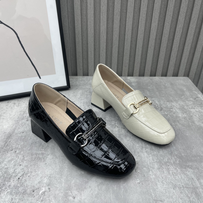 休闲粗跟套脚鳄鱼纹漆皮女单鞋
