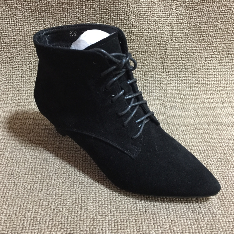 尖头低跟短靴及踝靴系带