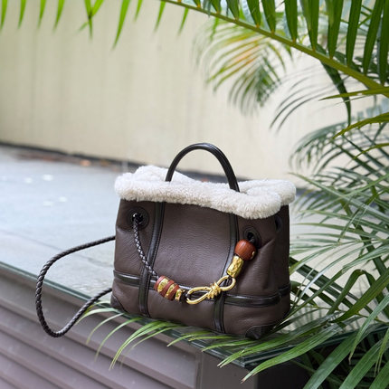 25新款 Andiamo羊羔毛 8字扣bv托特包 编织肩带潮流百搭女包