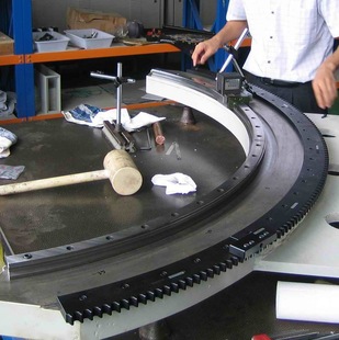 585NM C140型Φ0.7ｍ 配合THK弧形导轨大型齿圈加工 加茂RGD1610A