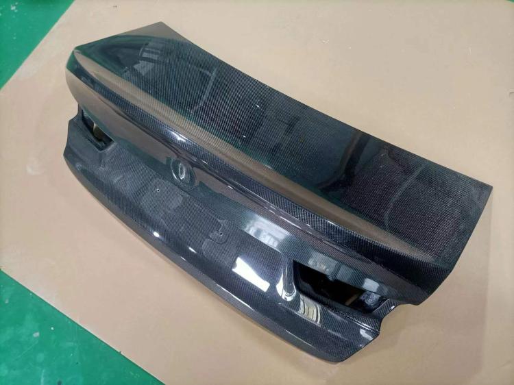 宝马G20碳纤维尾盖改装新款