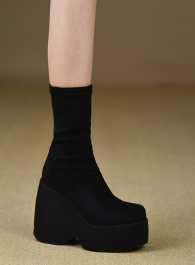 misili弹力瘦瘦靴方头坡跟短靴秋冬季新款13.5cm高跟鞋厚底女靴子