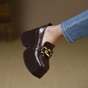 misili方头10.3cm坡跟单鞋春秋新款小个子高跟鞋松糕厚底漆皮女鞋