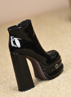 misili粗跟防水台短靴14cm高跟鞋2026秋冬新款加绒厚底漆皮女靴子