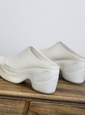 misili鱼嘴坡跟外力凉拖鞋10cm高跟鞋2026夏季新款一字拖厚底女鞋