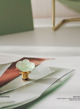 高雅清透的山茶花。一朵美好淡雅薄荷绿色山茶花小胸针，防走光扣