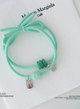 一枚薄荷绿色的弹力发绳。有3枚小小平安扣的进口发圈皮筋，原创