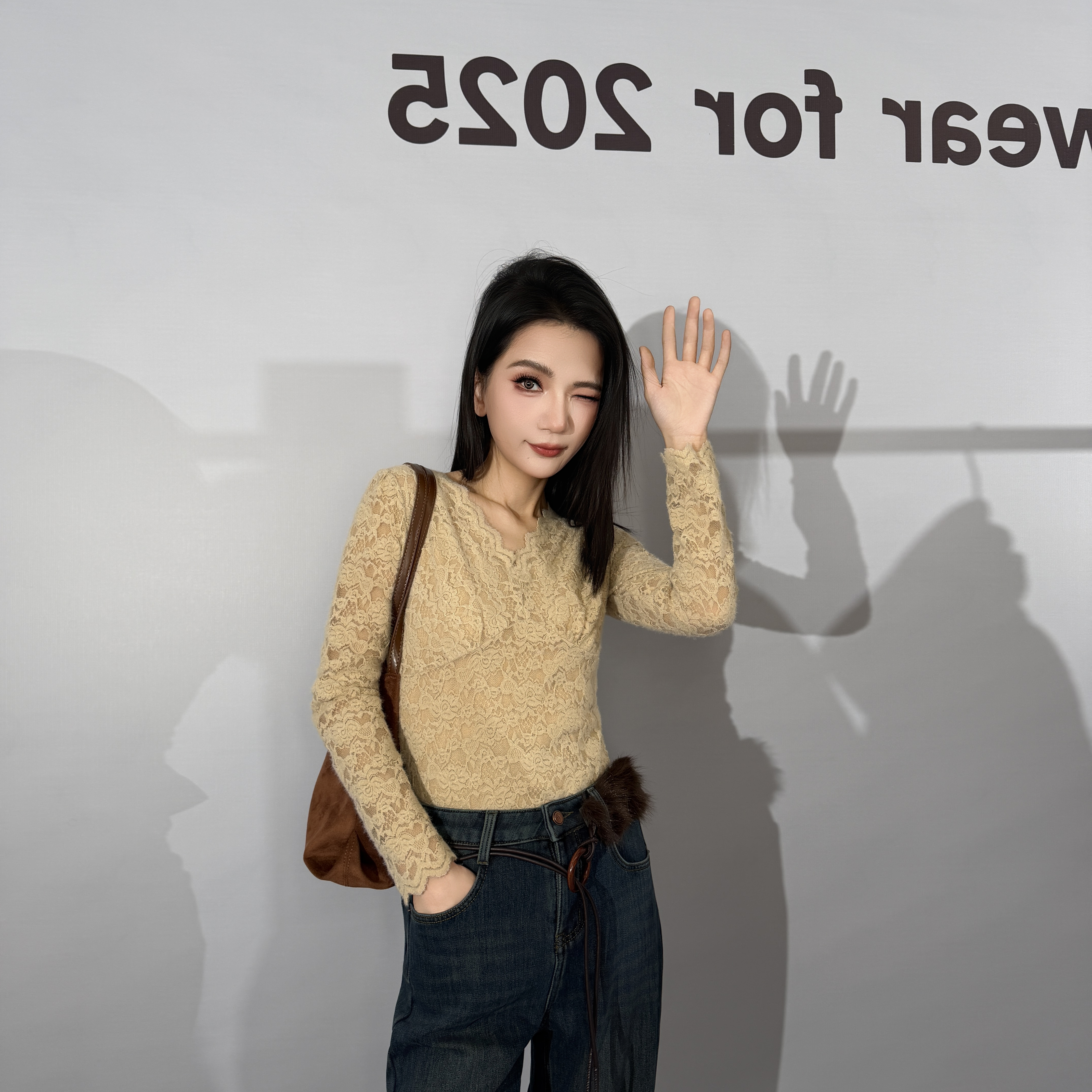 加绒V领蕾丝衫内搭打底上衣