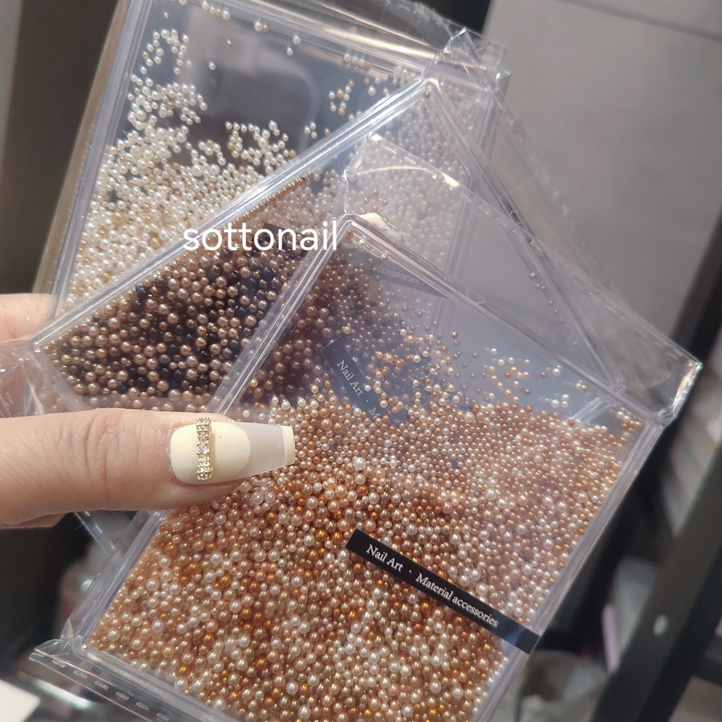 金棕泰式蜜糖珍珠奶茶色美甲饰品