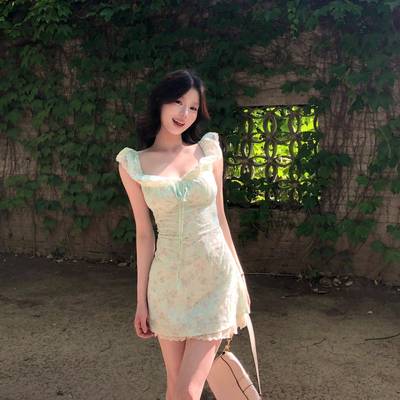 薄荷绿特别漂亮掐腰小飞袖吊带连衣裙女夏高级感小个子短款碎花裙