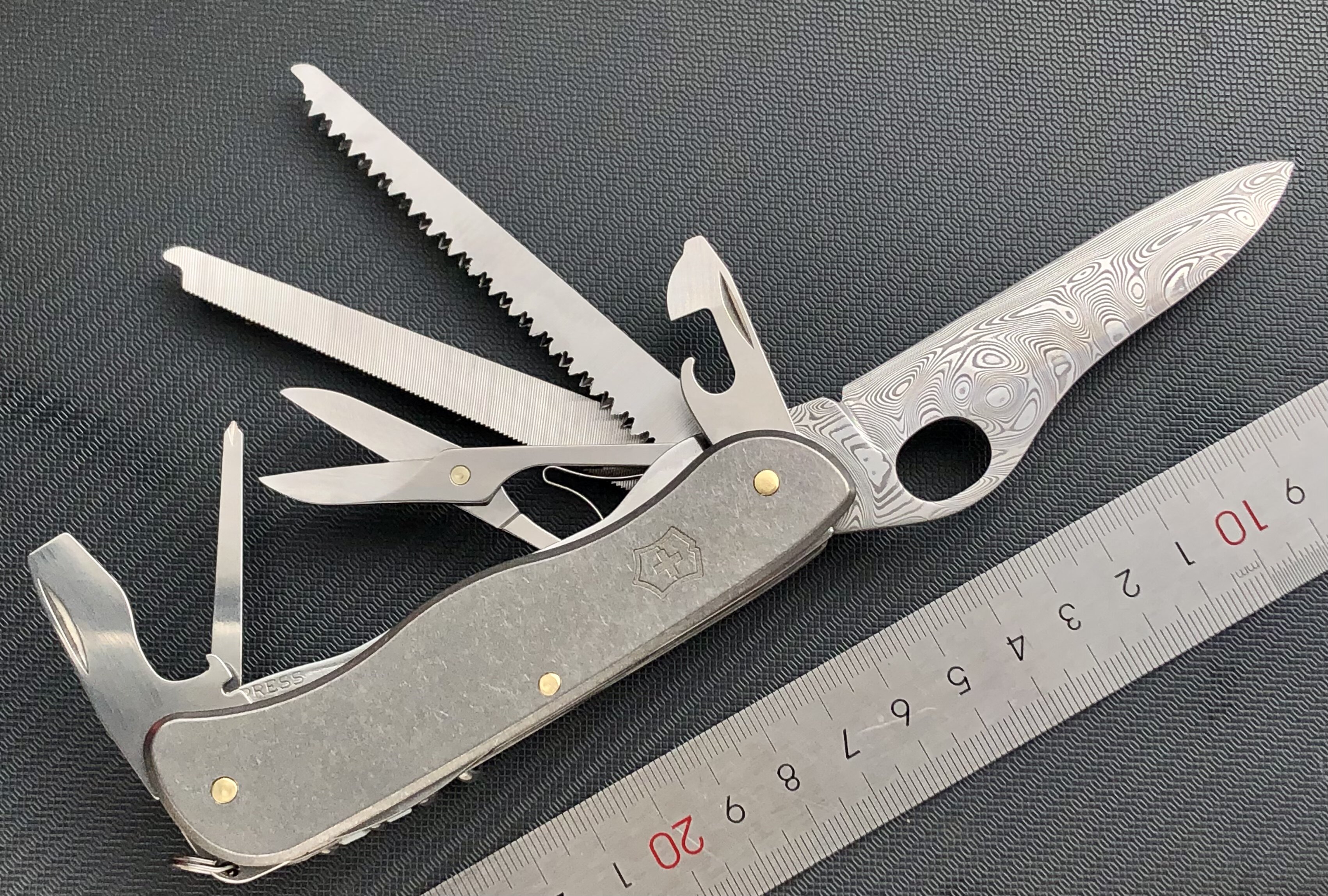 瑞典粉末钢大马士革主刀111mm瑞士军刀石洗钛柄工作冠军0.8564