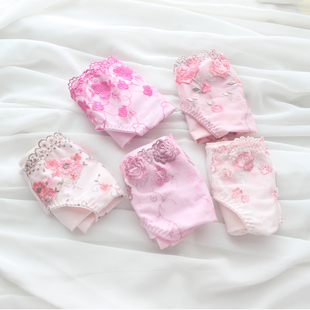 女精美刺绣花朵中腰女士三角裤 日系甜美光滑牛奶丝内裤 包邮 满38