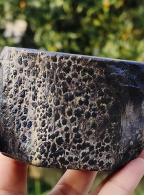 孤品【归山海】稀缺多彩豹纹7亿岁冰碛岩手凿随形皮壳品茗杯140cc