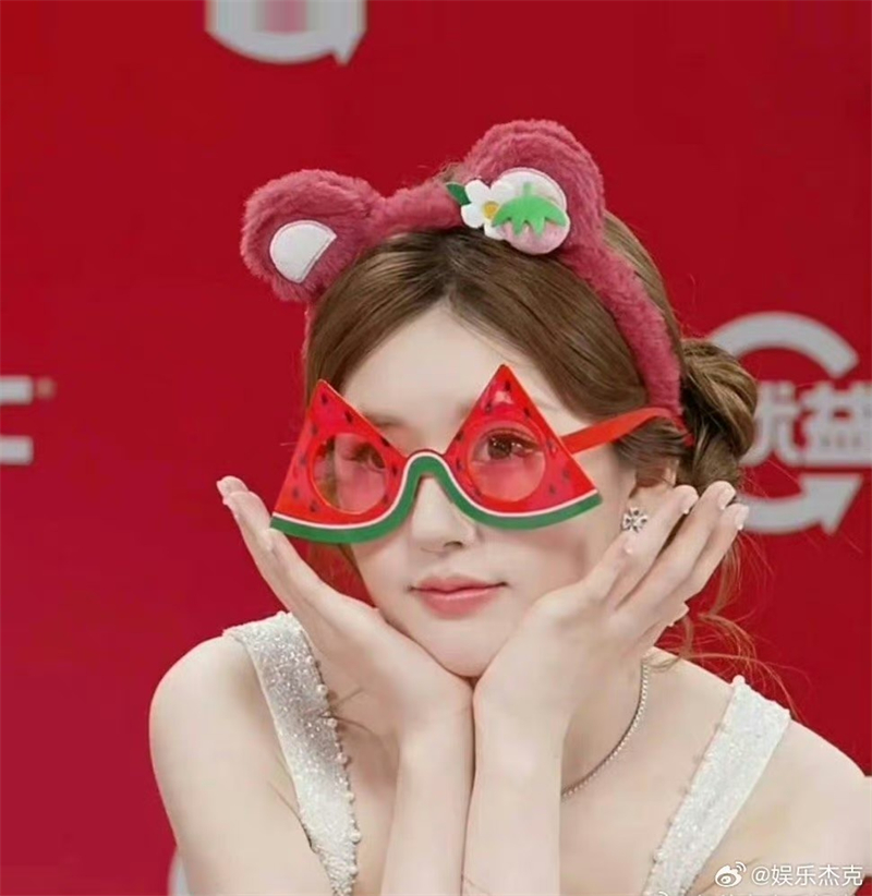 赵露思搞怪西瓜自拍拍照太阳镜