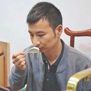 黑掌柜  2014年桐木关麻栗烟熏正山小种100克 桂圆甜