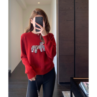 重工刺绣小马本命年红色软糯圆领毛衣女冬季 萌宠减龄 新 AMR