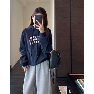 减龄时髦字母印花加绒连帽卫衣女上衣秋冬新款 慵懒随性 AMR