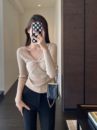 AMR UU◆设计感 小心机纽结V领修身显瘦针织打底衫女毛衣秋冬新款