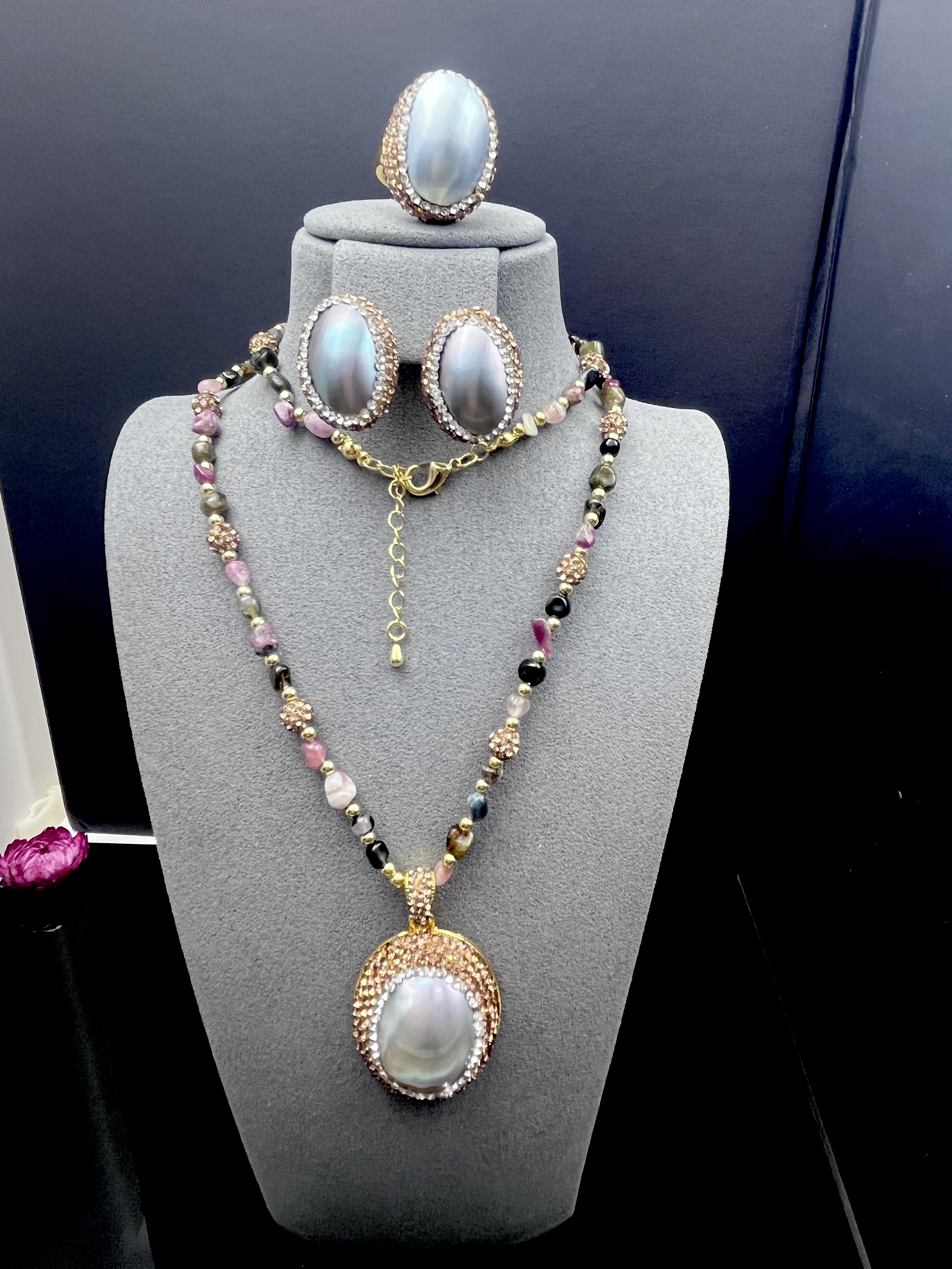 新款彩色碧玺项链灰色马贝吊坠锁骨链女日常通勤百搭耳钉戒指套装