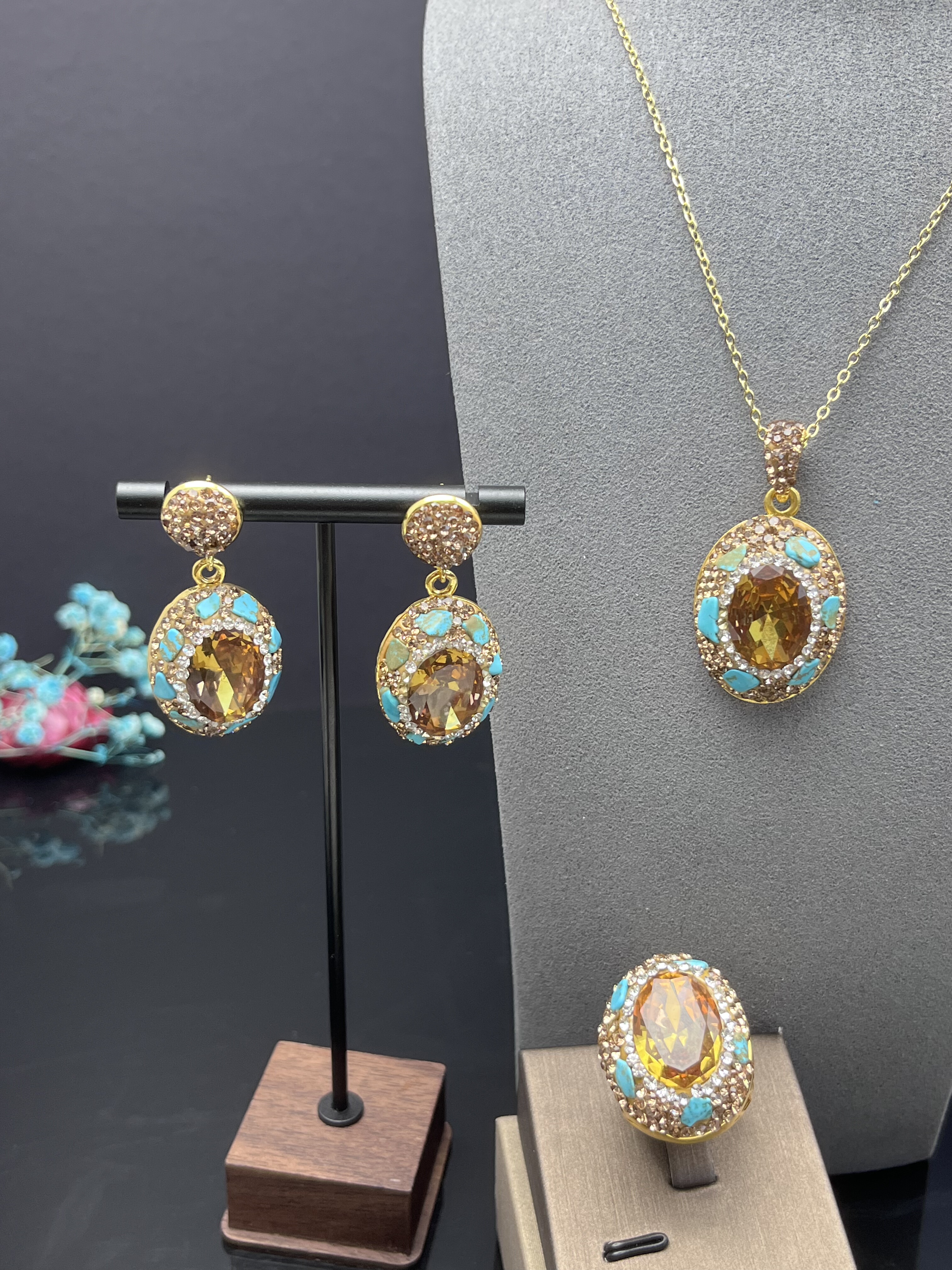 新款苏丹石松石点缀吊坠项链手工镶嵌戒指耳饰套装时尚气质