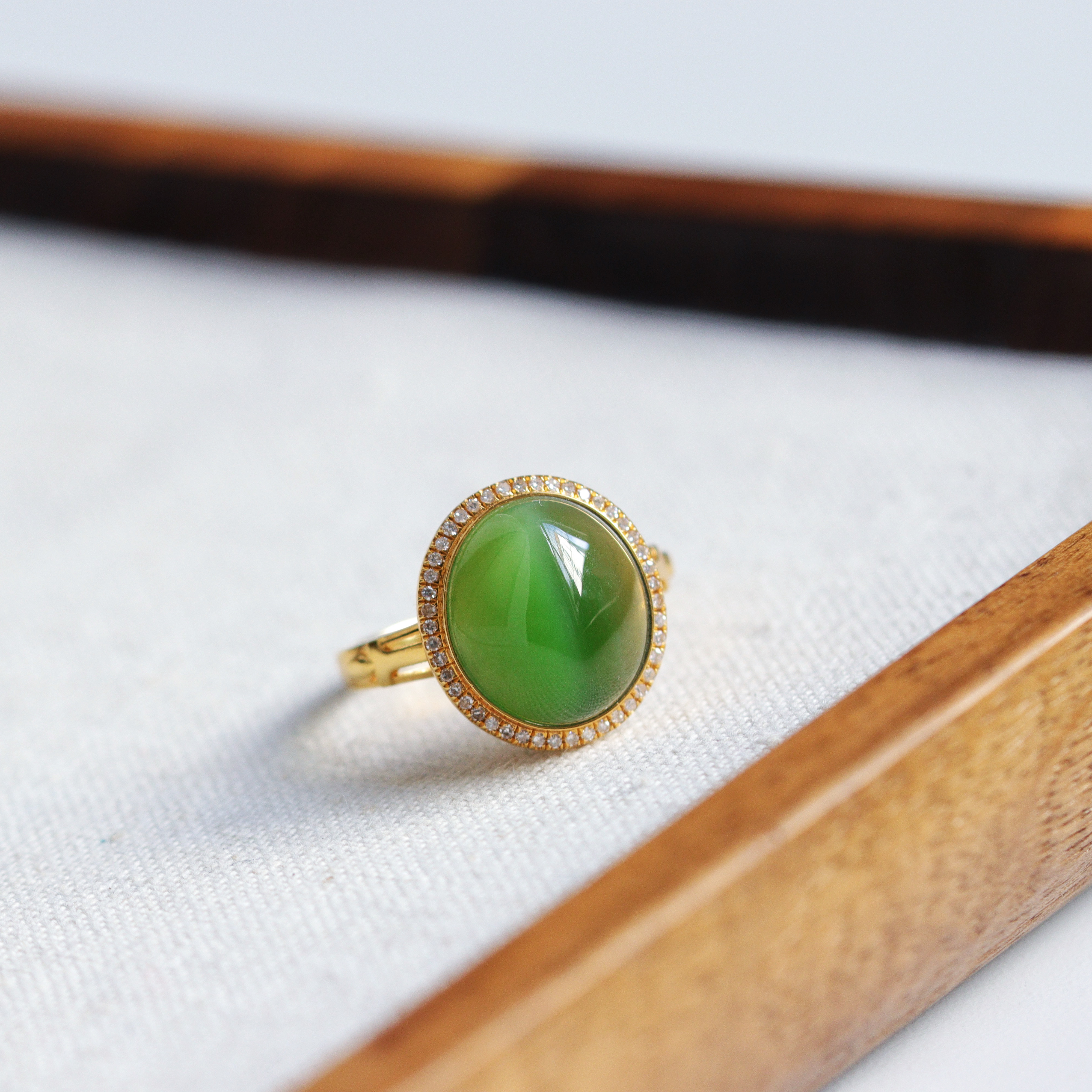 欣赏。18K金和田碧玉苹果绿猫眼钻石戒指金镶玉加缪珠宝。