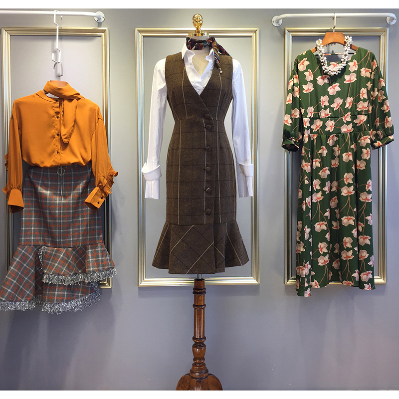 毛呢连衣裙2025秋冬新款荷叶边包臀鱼尾裙收腰显瘦V领背心裙女