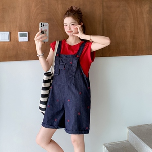 时尚减龄刺绣牛仔背带短裤两件套女夏季2025简约红色T恤流行套装图片
