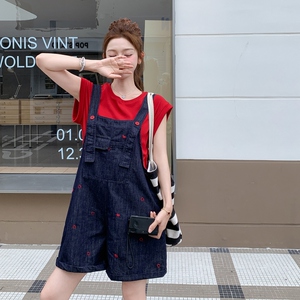 时尚减龄刺绣牛仔背带短裤两件套女夏季2025简约红色T恤流行套装图片