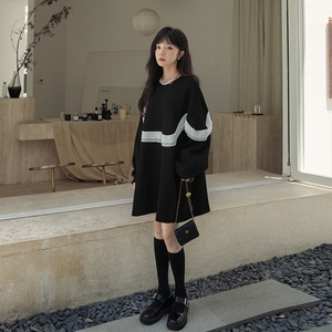 韩系木耳边黑色长袖连衣裙女2025新款春秋小个子宽松设计感卫衣裙