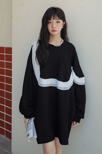 黑色小个子木耳边长袖连衣裙女秋季2024新款宽松设计感减龄卫衣裙图片
