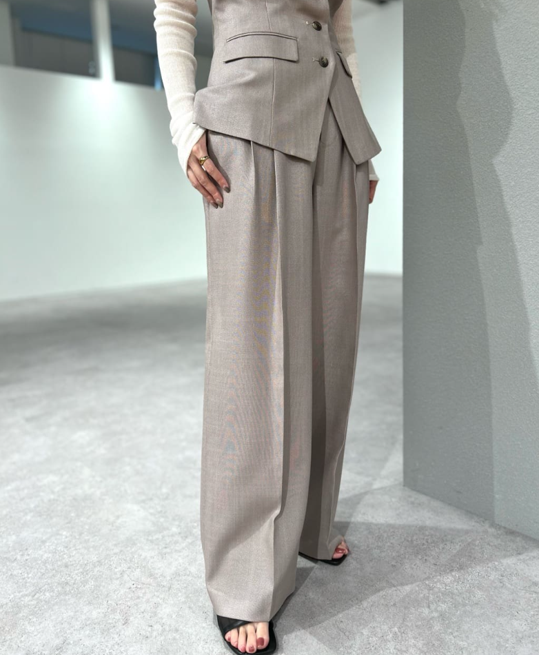 两条褶裥整齐垂坠休闲适中直筒裤